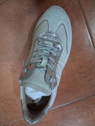 Zapatillas Wonders blancas y plateadas