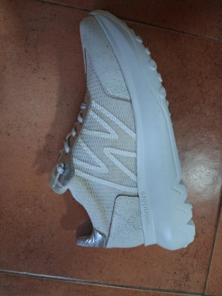 Zapatillas Wonders blancas y plateadas