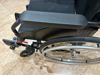Silla de ruedas de aluminio nueva! Muy poco uso!