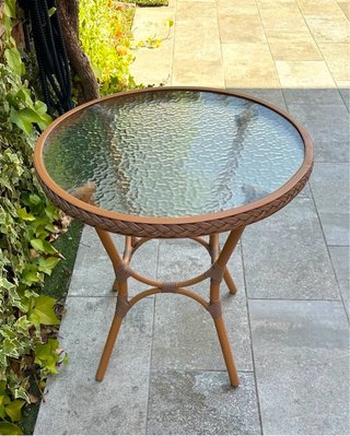 Tavolo rotondo in vetro e rattan per esterni