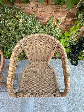 Tavolo rotondo in vetro e rattan per esterni