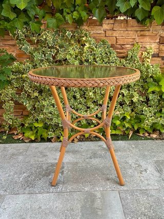 Tavolo rotondo in vetro e rattan per esterni