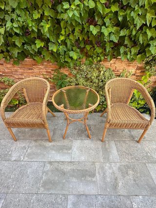 Tavolo rotondo in vetro e rattan per esterni