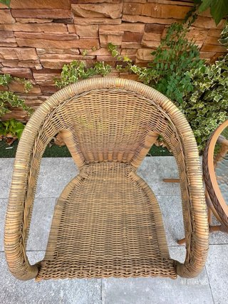 Tavolo rotondo in vetro e rattan per esterni
