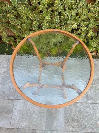 Tavolo rotondo in vetro e rattan per esterni