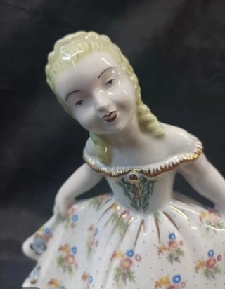 Figura de porcelana dama antigua estilo Rococó