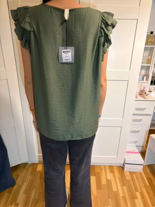 Blusa verde con volantes