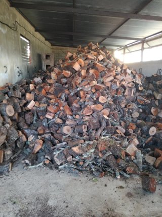 Leña para chimenea o barbacoa