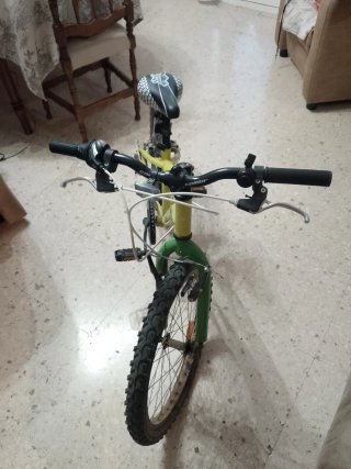 Bicicleta infantil amarilla