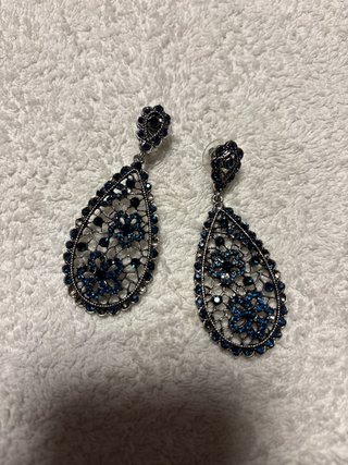 Pendientes largos plateados con pedrería azul
