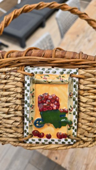 Cesta de mimbre decorada