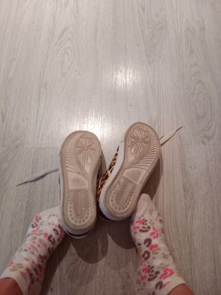 Deportivas blancas con estampado animal