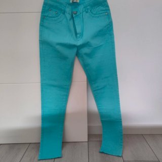 Pantalón pitillo azul con etiqueta