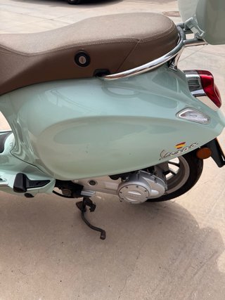 Vespa Primavera 49cc Scooter con casco y baul