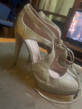 Tacones dorados brillantes