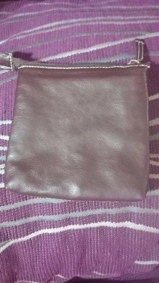 Monedero marrón con detalles