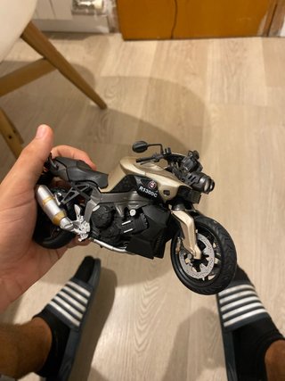 Moto BMW R1300C Juguete Negra y Dorada