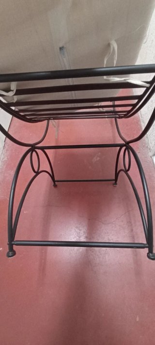 Banqueta de forja beige y negra.
