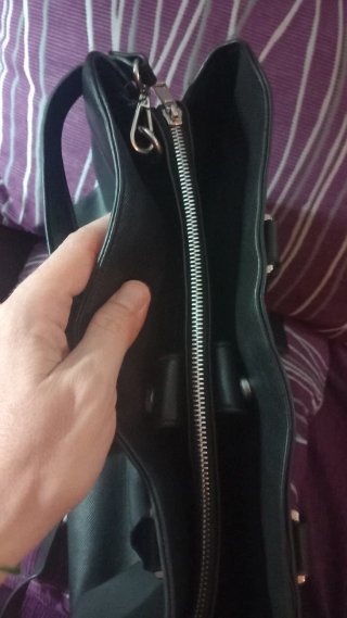 Bolso Negro Mano y Hombro