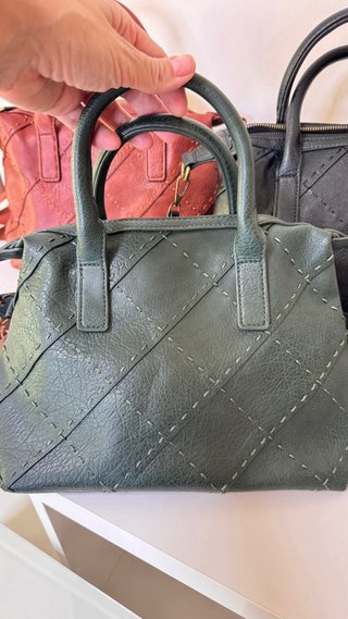 Bolso verde oscuro piel sintética y charm