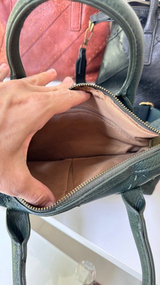 Bolso verde oscuro piel sintética y charm