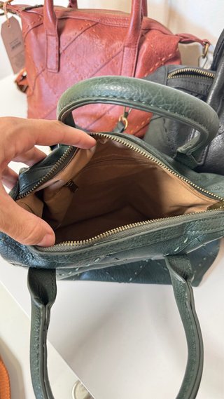 Bolso verde oscuro piel sintética y charm
