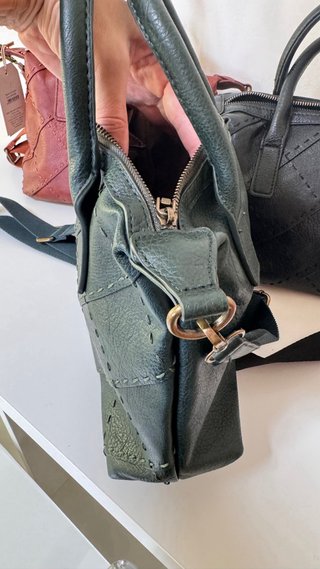 Bolso verde oscuro piel sintética y charm