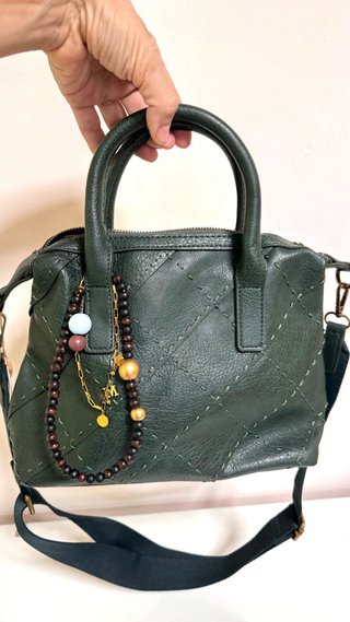 Bolso verde oscuro piel sintética y charm