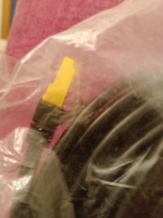 Cable negro enrollado