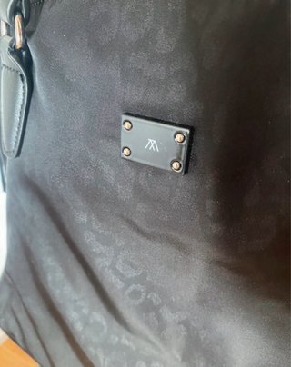 Bolso negro con compartimento para portátil