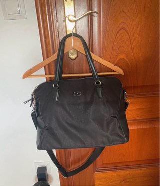Bolso negro con compartimento para portátil