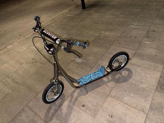 Patinete cromado con ruedas grandes