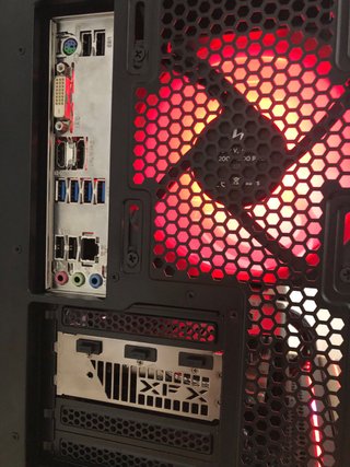 RX 9060 XT + R7 X + 16GB | PC Gaming Lian Li