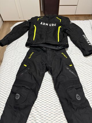 Casco HJC y equipación ARMURE con botas. TALLA L