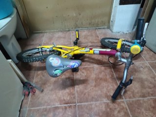 Bicicleta infantil amarilla y morada