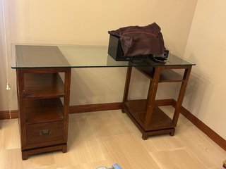 Escritorio de madera y cristal
