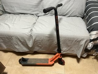 Patinete de trucos naranja