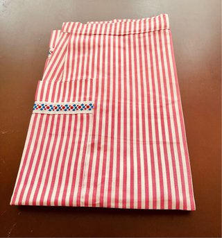 Delantal de tela a rayas rojas y blancas