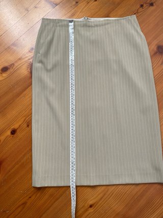 Gonna al ginocchio gessata beige.Con tasche