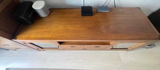 Mueble TV madera con vitrinas y cajones