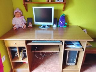 Escritorio de madera con compartimentos