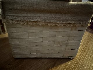 Cesta de mimbre y tela beige