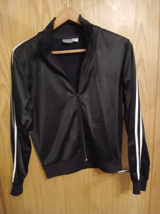 Chaqueta deportiva negra cuello alto estilo adidas