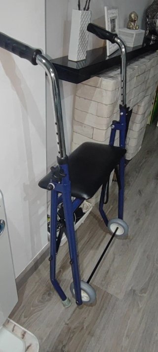 Andador con asiento y ruedas plegable