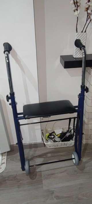 Andador con asiento y ruedas plegable