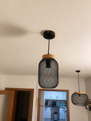 Lámpara de techo negra y madera
