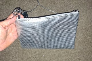 Bolso de fiesta plateado con cadena