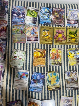 Lote de cartas coleccionables pokémon.