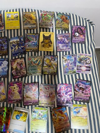 Lote de cartas coleccionables pokémon.