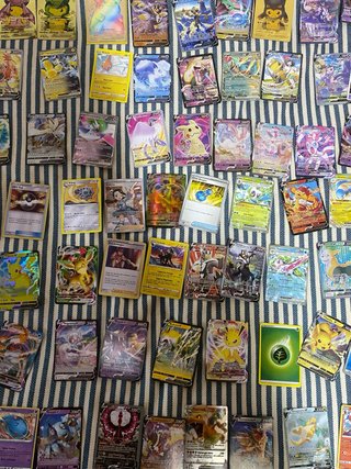 Lote de cartas coleccionables pokémon.